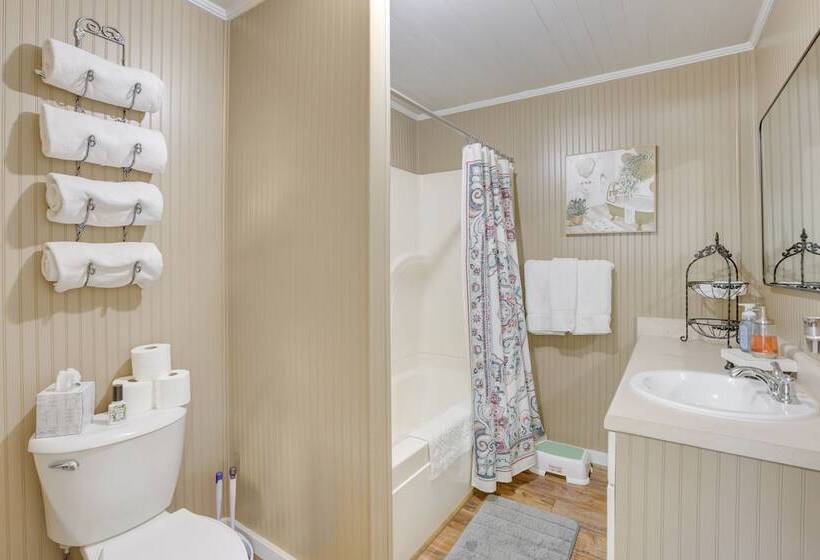 2 Mi To Lake: Lineville Farmhouse W/ Fire Pit