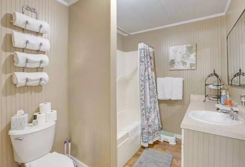 2 Mi To Lake: Lineville Farmhouse W/ Fire Pit