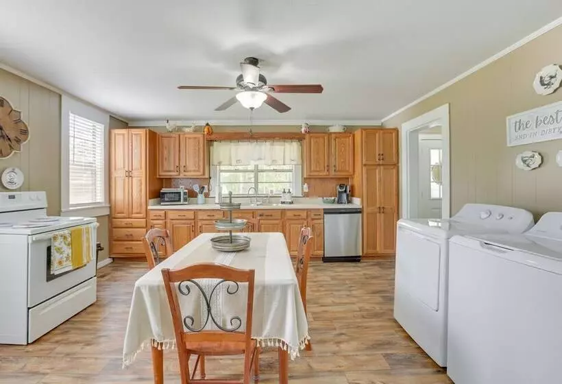 2 Mi To Lake: Lineville Farmhouse W/ Fire Pit