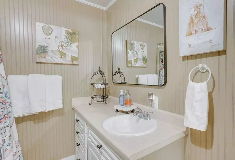 2 Mi To Lake: Lineville Farmhouse W/ Fire Pit