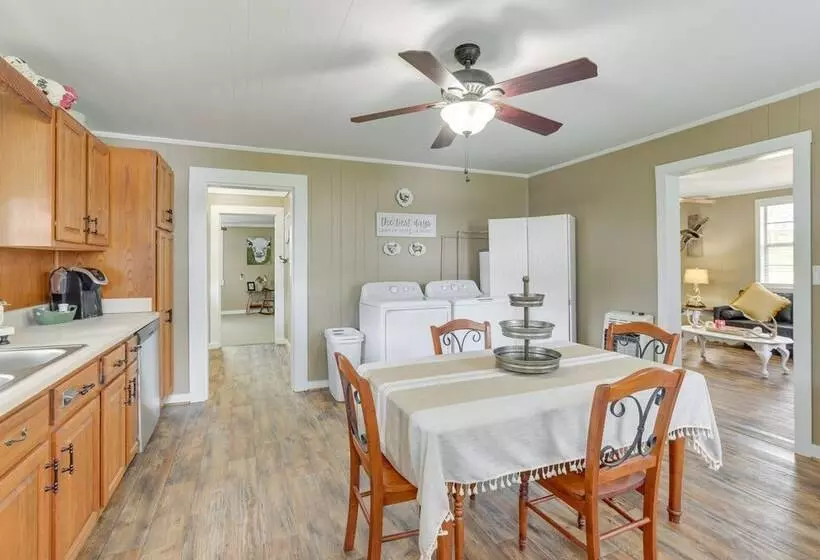 2 Mi To Lake: Lineville Farmhouse W/ Fire Pit