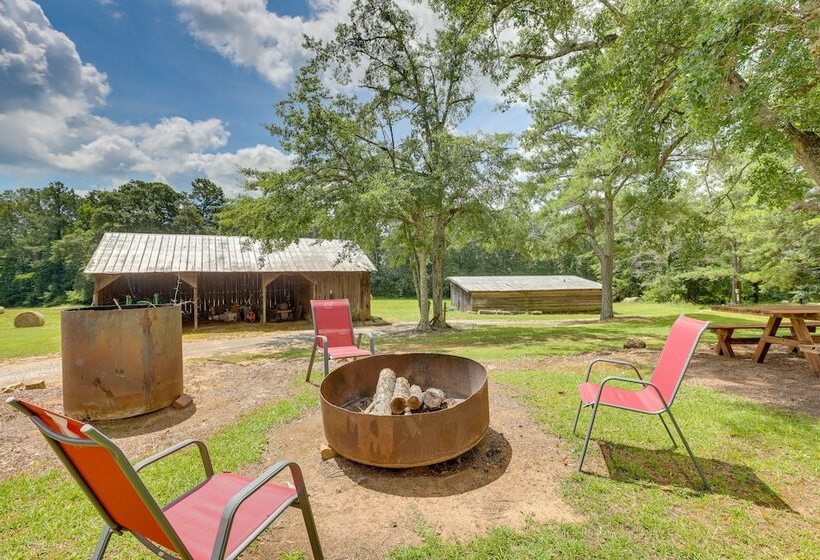 2 Mi To Lake: Lineville Farmhouse W/ Fire Pit