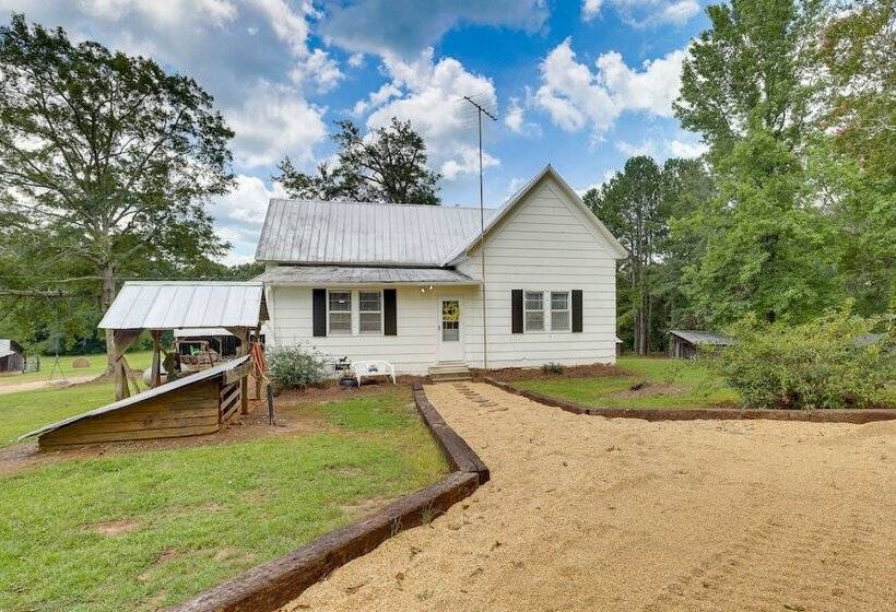 2 Mi To Lake: Lineville Farmhouse W/ Fire Pit