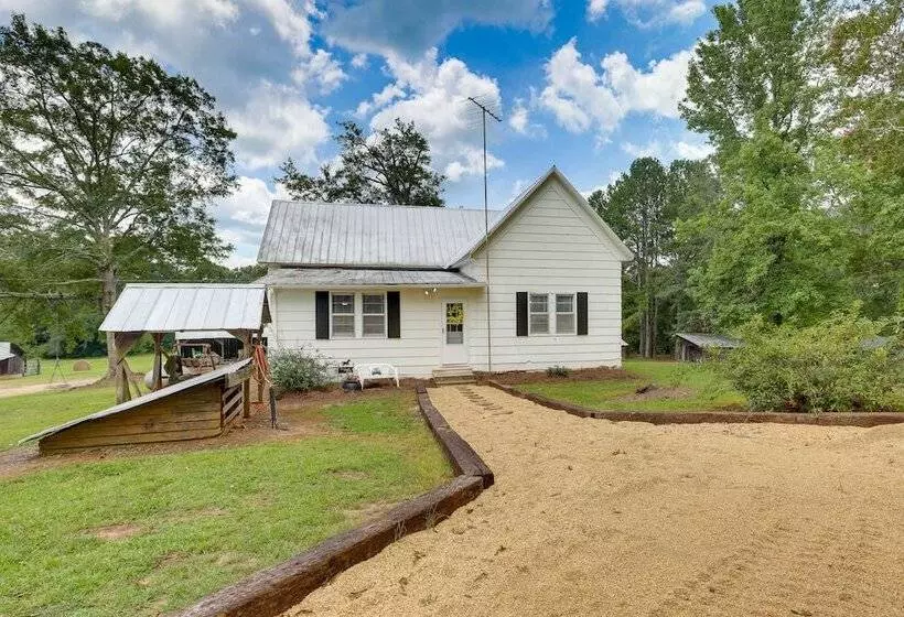 2 Mi To Lake: Lineville Farmhouse W/ Fire Pit