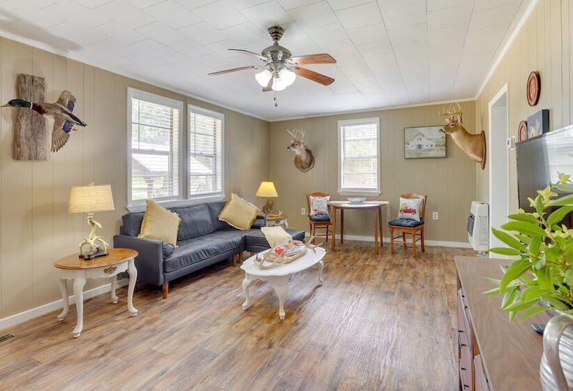 2 Mi To Lake: Lineville Farmhouse W/ Fire Pit