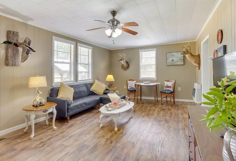 2 Mi To Lake: Lineville Farmhouse W/ Fire Pit