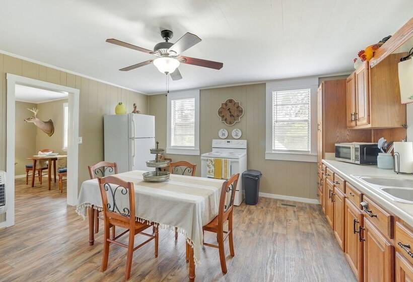 2 Mi To Lake: Lineville Farmhouse W/ Fire Pit