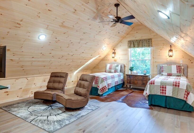 Serene Kentucky Cabin W/ Fireplace + Fire Pit!