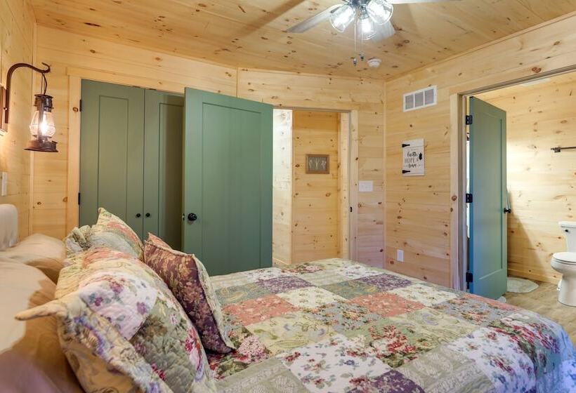 Serene Kentucky Cabin W/ Fireplace + Fire Pit!