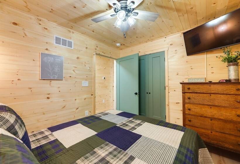 Serene Kentucky Cabin W/ Fireplace + Fire Pit!