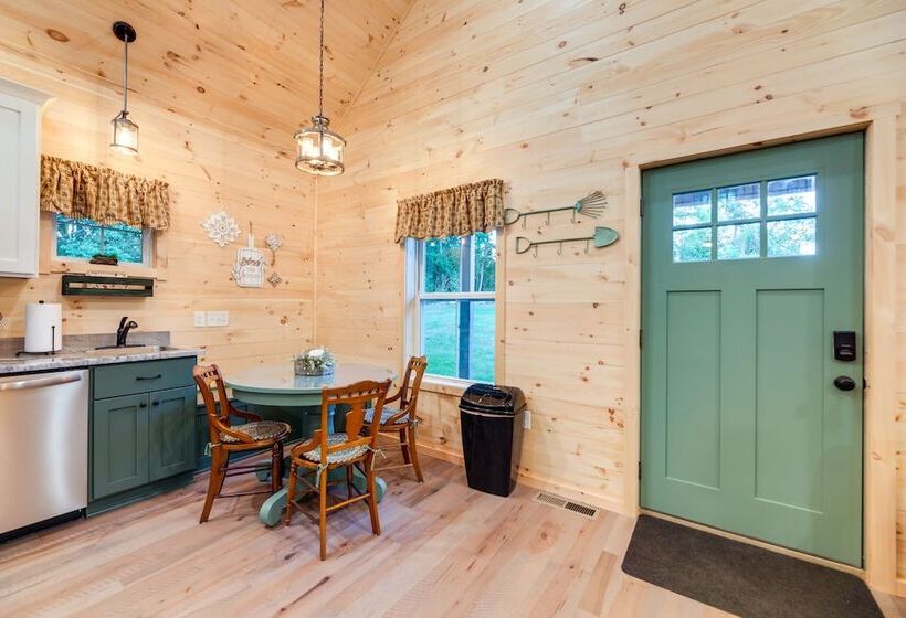 Serene Kentucky Cabin W/ Fireplace + Fire Pit!