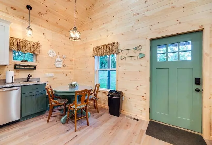 Serene Kentucky Cabin W/ Fireplace + Fire Pit!