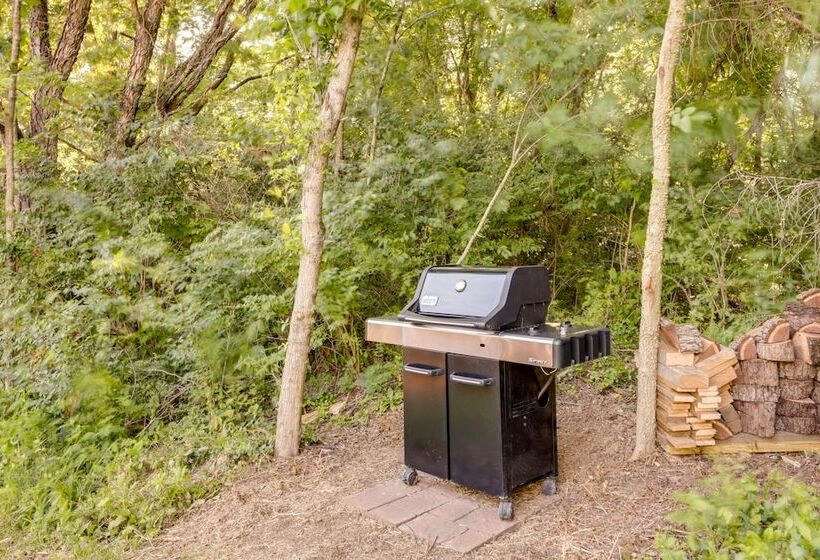 Serene Kentucky Cabin W/ Fireplace + Fire Pit!
