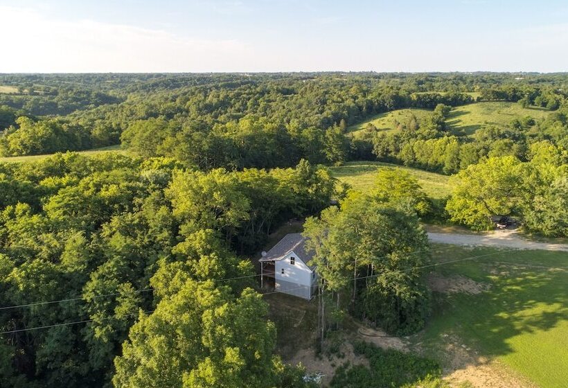 Serene Kentucky Cabin W/ Fireplace + Fire Pit!