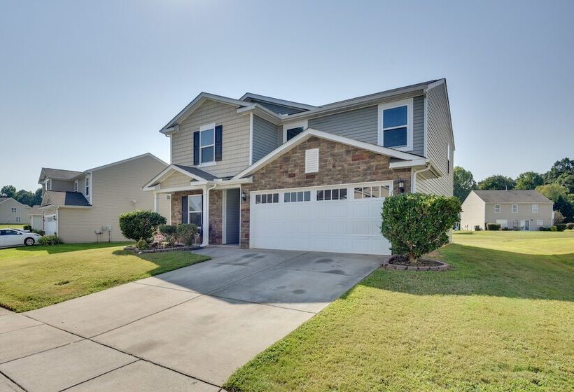 Spacious Gastonia Home W/ Pool Access!