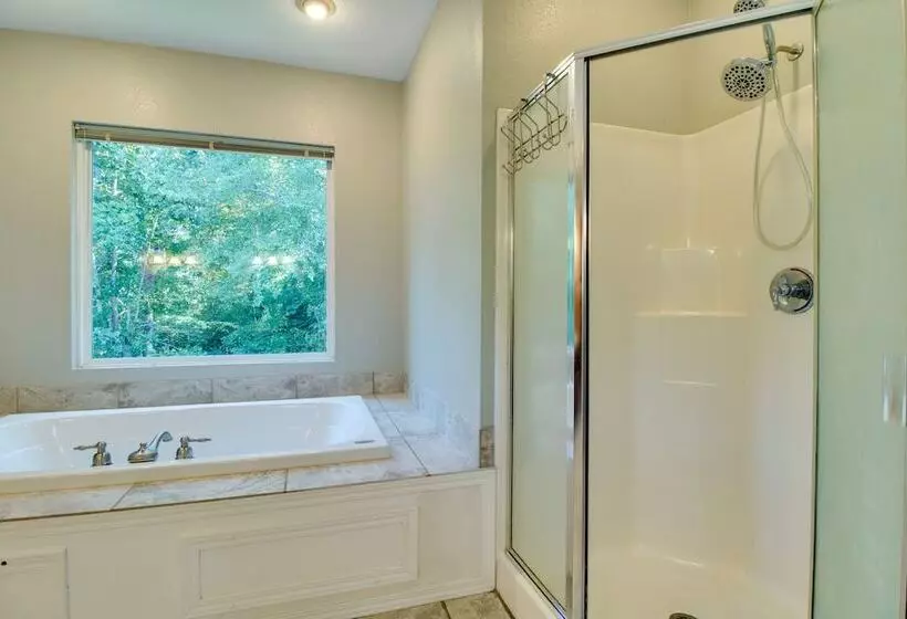 Spacious Home Near Norfork Lake W/ Wraparound Deck