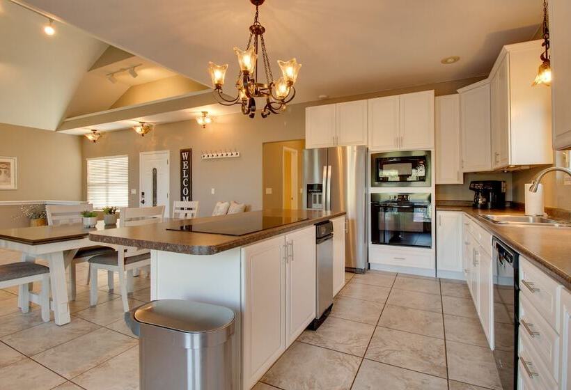 Spacious Home Near Norfork Lake W/ Wraparound Deck