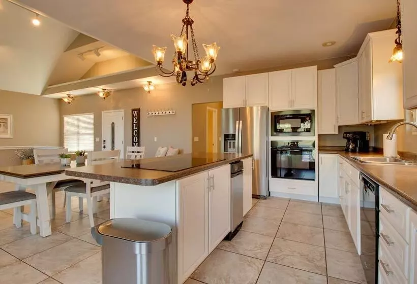 Spacious Home Near Norfork Lake W/ Wraparound Deck