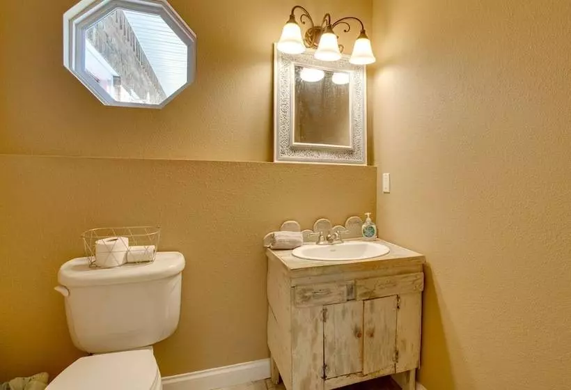 Spacious Home Near Norfork Lake W/ Wraparound Deck