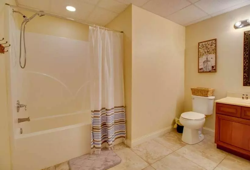 Spacious Home Near Norfork Lake W/ Wraparound Deck