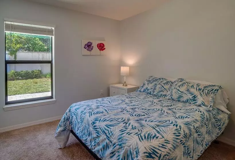 Tavares Retreat W/ Covered Patio & Private Yard