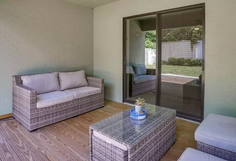 Tavares Retreat W/ Covered Patio & Private Yard