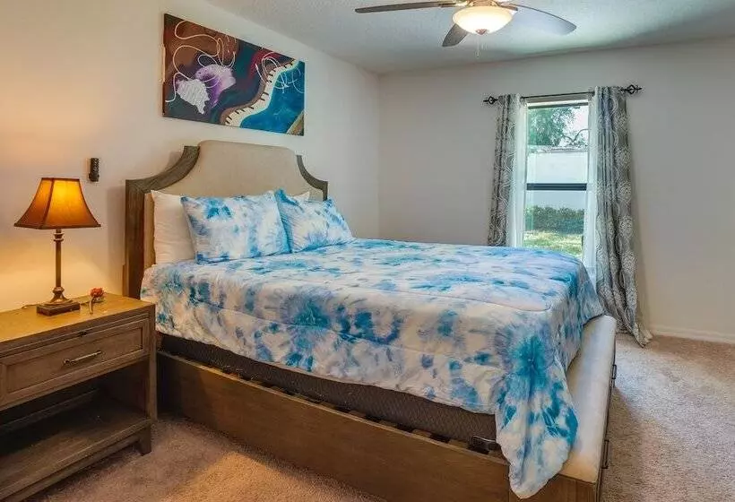 Tavares Retreat W/ Covered Patio & Private Yard