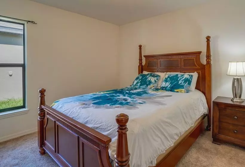 Tavares Retreat W/ Covered Patio & Private Yard