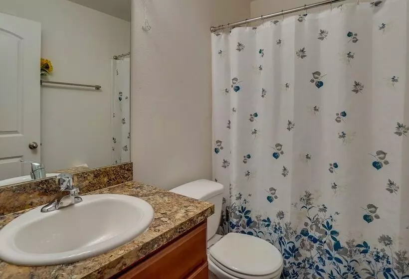 Tavares Retreat W/ Covered Patio & Private Yard