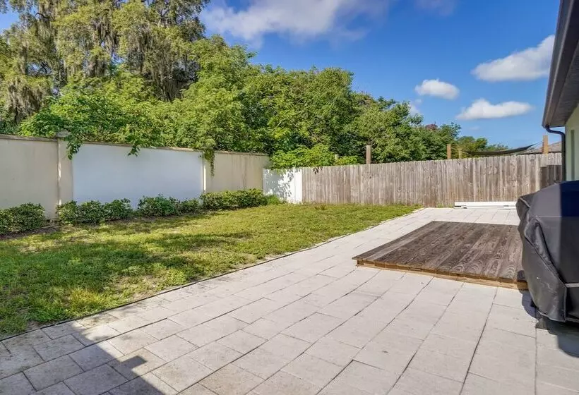 Tavares Retreat W/ Covered Patio & Private Yard