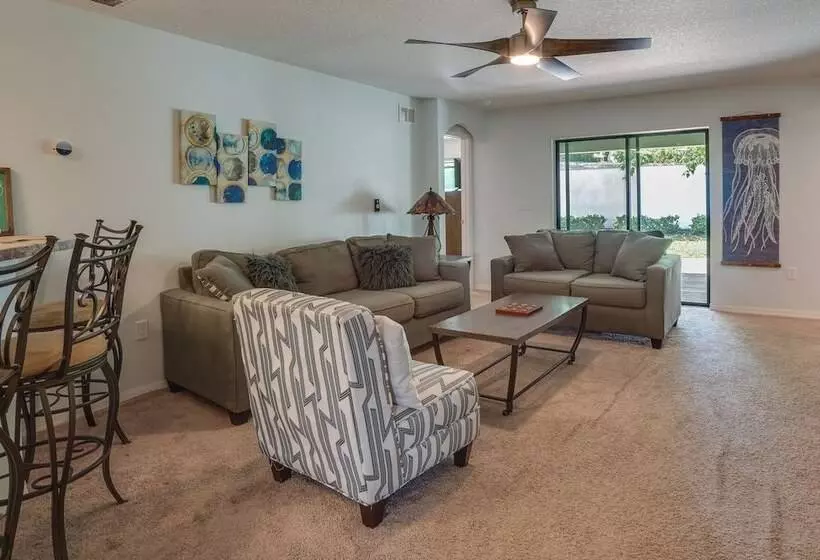 Tavares Retreat W/ Covered Patio & Private Yard