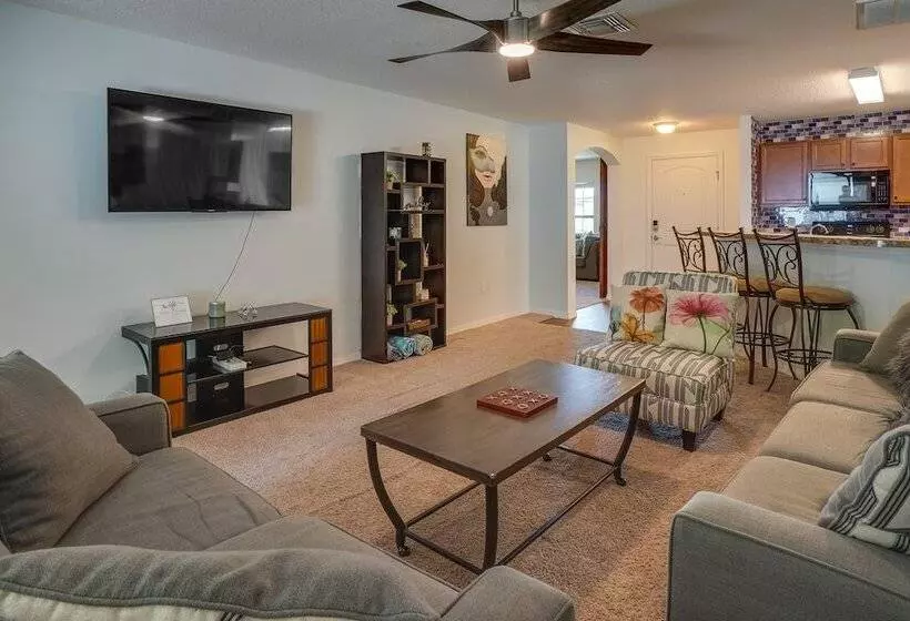 Tavares Retreat W/ Covered Patio & Private Yard