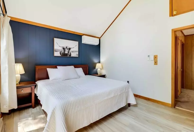 Woodsy Big Bass Lake Hideaway W/ Fire Pit + Deck!