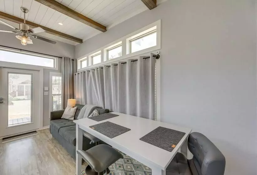 Community Pool & Hot Tub: Austin Tiny Home!