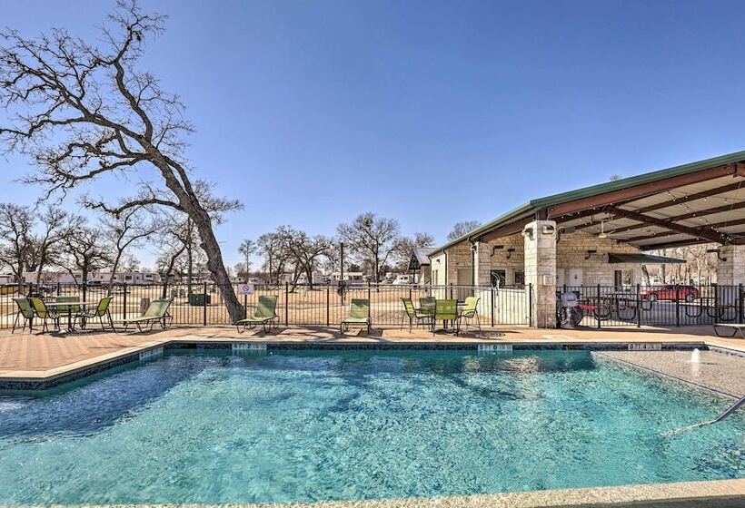 Community Pool & Hot Tub: Austin Tiny Home!