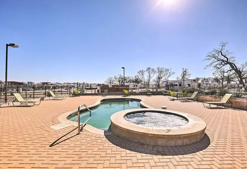 Community Pool & Hot Tub: Austin Tiny Home!