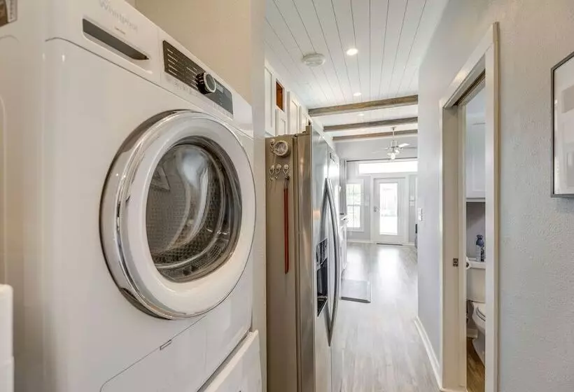 Community Pool & Hot Tub: Austin Tiny Home!