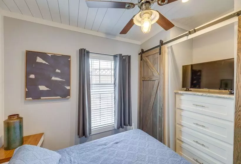 Community Pool & Hot Tub: Austin Tiny Home!