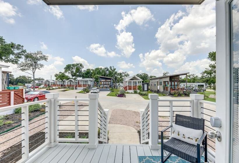 Community Pool & Hot Tub: Austin Tiny Home!