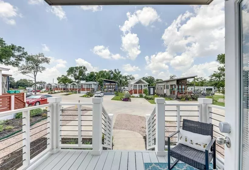 Community Pool & Hot Tub: Austin Tiny Home!