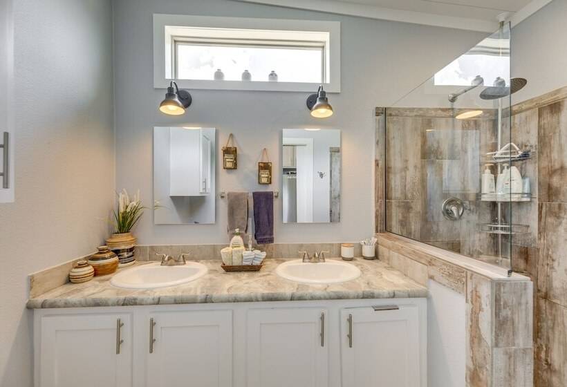 Community Pool & Hot Tub: Austin Tiny Home!