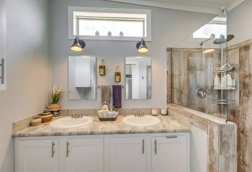 Community Pool & Hot Tub: Austin Tiny Home!