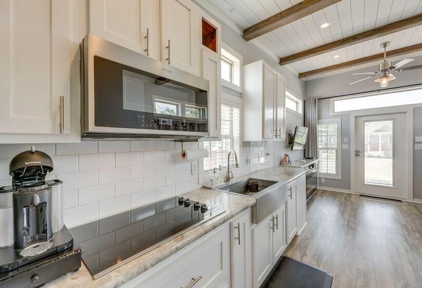 Community Pool & Hot Tub: Austin Tiny Home!