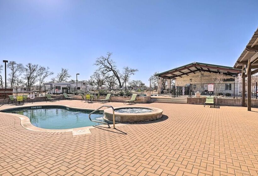 Community Pool & Hot Tub: Austin Tiny Home!