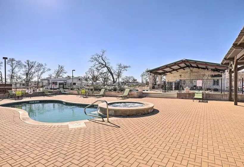 Community Pool & Hot Tub: Austin Tiny Home!