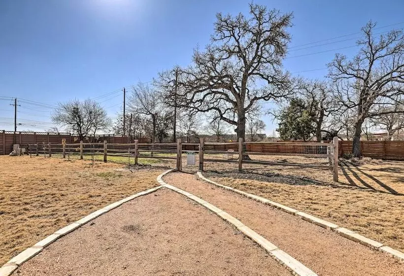 Community Pool & Hot Tub: Austin Tiny Home!
