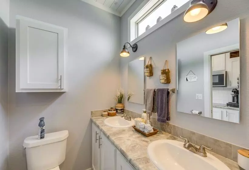 Community Pool & Hot Tub: Austin Tiny Home!