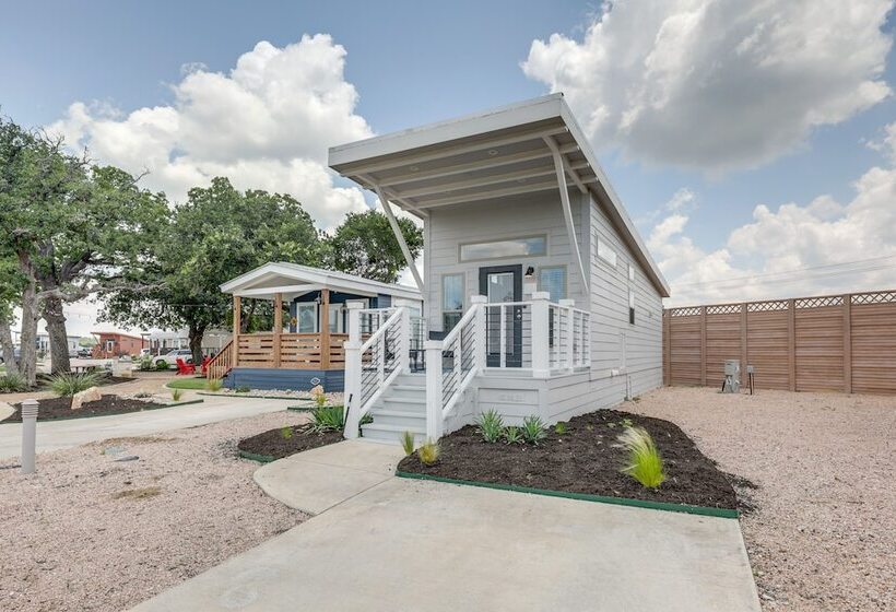 Community Pool & Hot Tub: Austin Tiny Home!