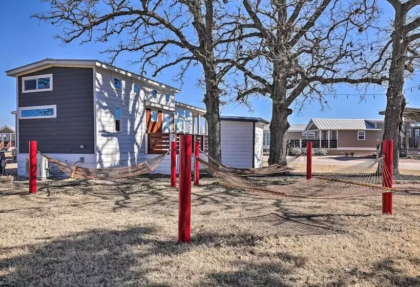 Community Pool & Hot Tub: Austin Tiny Home!