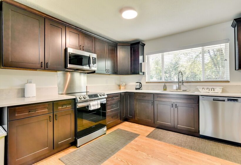 6 Mi To Portland: Home W/ Yard In Beaverton!